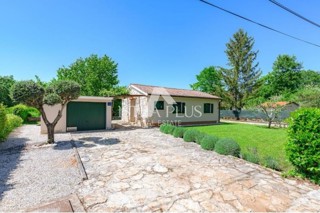 Casa in pietra con garage e ampio giardino