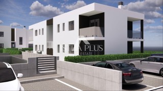 Parenzo, immediate vicinanze, appartamento al 1° piano con 2 camere da letto in ottima posizione, 1500m dal mare