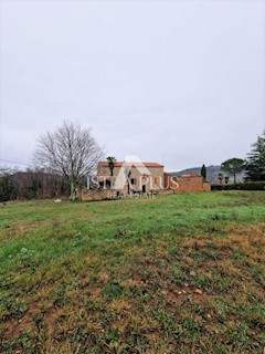 Autentica casa in pietra, parzialmente ristrutturata con molto potenziale