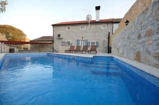 Rovigno, dintorni, villa in pietra con piscina