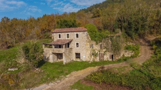 Motovun, una casa in pietra isolata con vista aperta