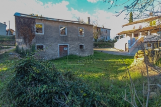 Montona, dintorni, casa in pietra ai margini del paese
