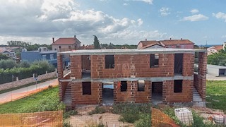 NOVIGRAD, dintorni, appartamento al primo piano di un nuovo edificio