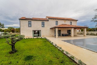 Rovigno, dintorni, spaziosa casa in pietra con ampio cortile