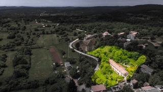 Esclusiva casa in pietra con ampio terreno vicino a Portole