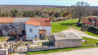 Parenzo, dintorni, casa in pietra con ampio cortile