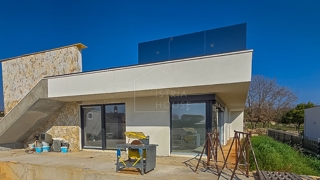 Dignano, casa incompiuta con vista mare