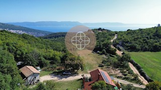 Casa in posizione isolata con vista sul mare e un grande appezzamento di terreno!