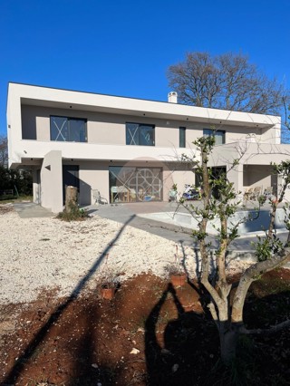 *Nuova costruzione* Villa elegante in posizione esposta alle porte di Pula
