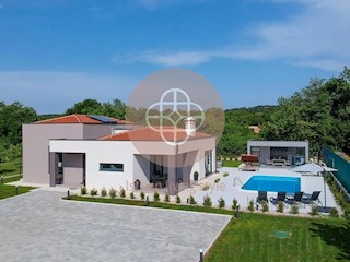 Villa moderna con piscina di acqua salata riscaldata e dependance