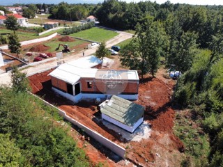 Elegante bungalow con piscina immerso nel verde per chi cerca pace e tranquillità