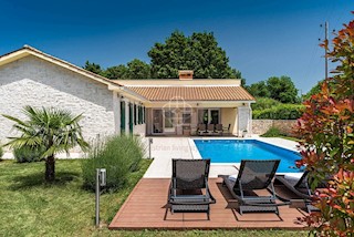 Una bella villa immersa nel verde alla fine della strada