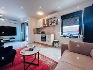 Istria, Pola, Pješčana uvala, vendita di appartamento su due livelli di 102 m2 con garage, prima fila sul mare.