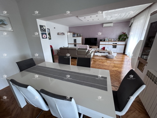 Istria, Novigrad, casa indipendente abitabile con 4 appartamenti, 330 m2, terreno di 600 m2, in vendita