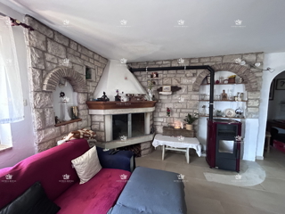 Istria, Kršin vicino a Novigrad, due appartamenti 130 m2, cortile 140 m2, parcheggio