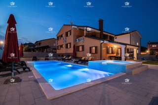 Villa indipendente con piscina in posizione tranquilla – Valdebek, Pola