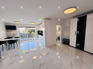 VENDITA ESCLUSIVA, appartamento di pregio 73m2, due posti auto, terrazza sul tetto 80m2, vista mare, 2 camere da letto + soggiorno con angolo cottura, Istria, Savudrija, 400m dal mare, di lusso