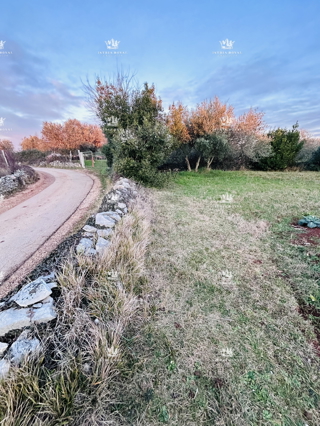 Terreno edificabile di 854 m² a Kaštel – Natura, Maslenik, Vicinanza al confine!