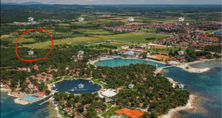 Istria, Umag – Attraente terreno con vista mare, 1.250 m² – Investimento per il futuro!