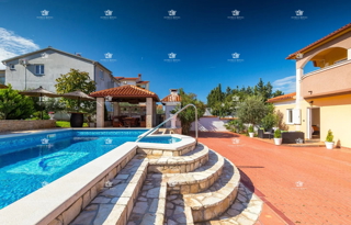 IN VENDITA – Villa di lusso con piscina e centro benessere a Pola, 260 m², 4 appartamenti, a 650 m dal mare