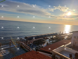 Istria, Umag, casa di 200 m2 da ristrutturare, 3 appartamenti, prima fila sul mare, vista aperta sul mare, centro città