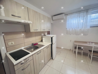 Istra, Umag, appartamento 61m2, 1 camera da letto + soggiorno, più monolocale di 16m2 nel seminterrato, cortile 79m2, 2 posti auto 38m2, frazionato, documenti in regola, vista mare