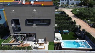 Istra, Poreč, vendita di una lussuosa casa con piscina, a schiera, vicinanza al mare, opportunità.