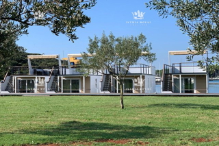 Istria, Pola, casa galleggiante sul mare.