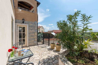 Istria, Poreč, vendita di una villa in pietra con piscina a 350 m dal mare.