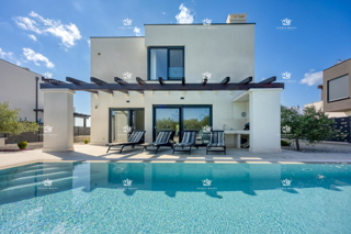 ISTRA, GALIŽANA – Villa di lusso indipendente con piscina, 150 m², 3 camere da letto – IN VENDITA!