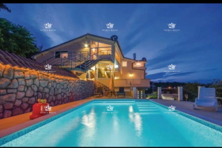 Opatija, Veprinac, Casa con appartamenti 1.000m2, terreno 1.052, vista mare, 7 appartamenti, locale commerciale, piscina, turismo