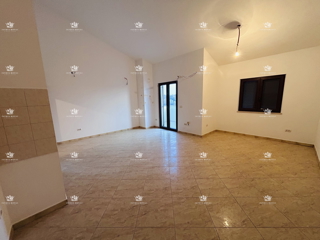 Istria, Bašanija, appartamento 2 camere da letto + soggiorno con angolo cottura, 63 m2, due terrazze, giardino 43 m2, zona tranquilla del quartiere, parcheggio