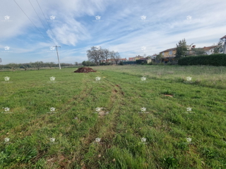 Istria, Umag, vendita di terreno edificabile, allacciamenti comunali sul terreno, 700m dal mare.