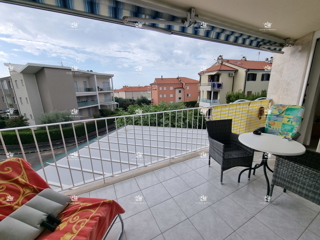Istria, Umago, vendita appartamento con vista mare a Zambratija – 77 m², garage, 2 camere da letto + soggiorno doppio, vicinanza alla spiaggia!