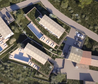 Istra, vicino a Oprtlja, Kalegarići, terreno edificabile di 3042 m2 per 4 ville, tutta l'infrastruttura nelle immediate vicinanze, posizione eccellente