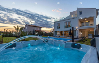 Istria, Poreč, vendita di una lussuosa villa vicino al mare, affitto turistico, investimento.