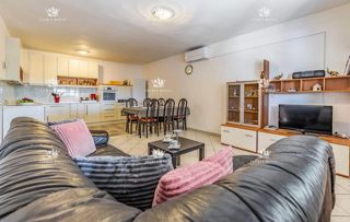 Istra, Medulin, casa con due appartamenti e ampio terreno.