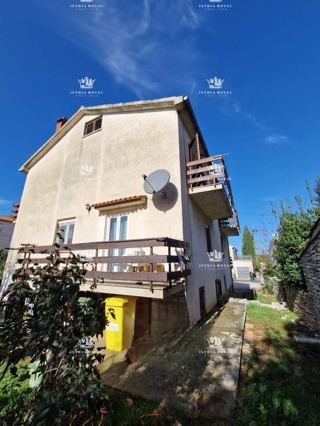 Istra, Poreč, Funtana, si vende parte di un duplex con giardino, a 400 m dal mare, occasione, investimento, URGENTE.