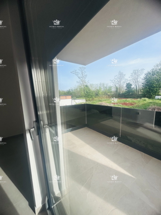 Vendita Appartamento a Umago – 2 Camere da Letto + Soggiorno con Angolo Cottura, 64 m², Vista Mare, Posto Auto, Vicino al Centro!