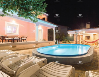 Casa con piscina in vendita – Pola, Škatari