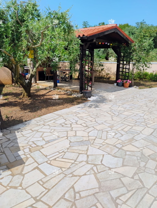  VENDESI CASA CON DUE UNITÀ ABITATIVE + CORTILE – TOTALE 136,78 m²! ISTRIA, LIŽNJAN, PULA