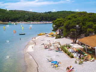 Istria, Pomer, casa con quattro appartamenti, piscina, a 180 m dal mare, garage.