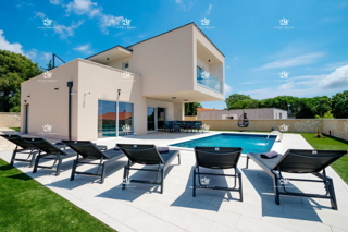 Villa di lusso con piscina in vendita – Pola, nuova costruzione, Istria.