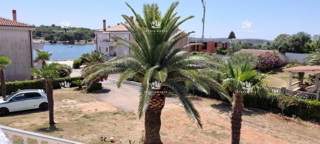 Istria, Medulin, vendita di una casa adattata, seconda fila dal mare.