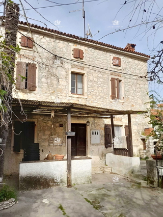 Istra, Medulin, casa nel centro con giardino, a 500 m dal mare