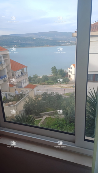 🔥 VENDITA ESCLUSIVA DI UN APPARTAMENTO DI 73m² A TROGIR-ČIOVO, A 100m DAL MARE – VISTA MARE, URGENTE! 🔥