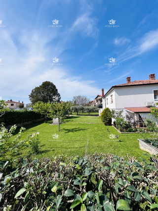 In vendita casa con 4 appartamenti, garage e ampio cortile – periferia di Umago, 1.500 m dal mare