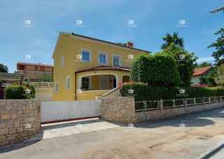 ISTRIA – SAND BAY - Luxury villa in the first row to the sea with a view, landscaped garden and garage – 380 m²