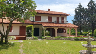 Villa unica isolata con 13.402 m² di terreno vicino a Labin – Due case, enoteca e vista sulla natura.