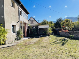 Šibenik, Gračac, casa 361m2, terreno 335m2, 2 locali commerciali, da ristrutturare